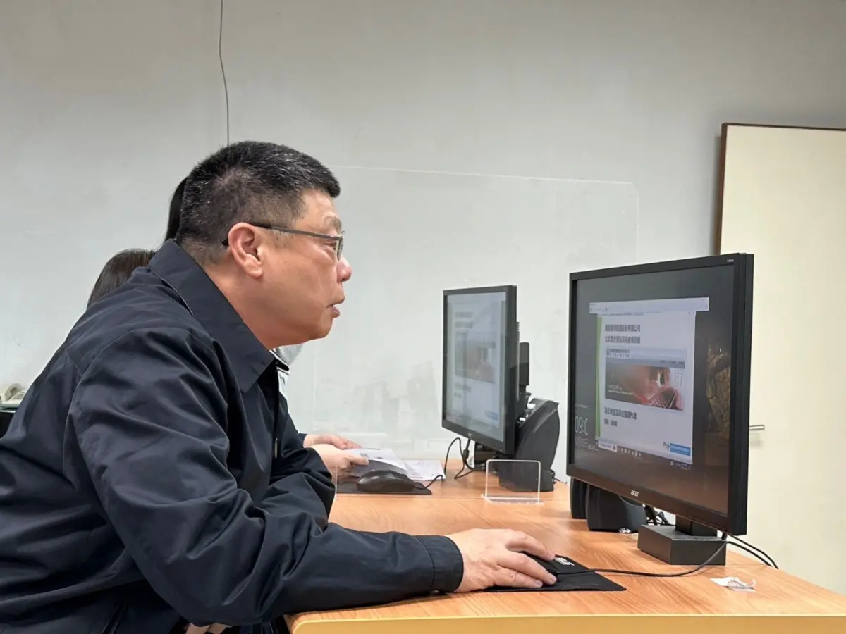 ▲台鐵局長杜微，日前在數位發展處處長劉傳彥陪同，親赴電腦教室了解並學習公司公文系統。（圖／台鐵提供）