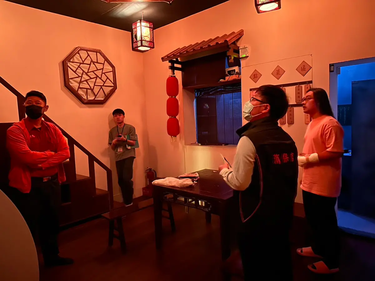 ▲新北市政府前往密室逃脫業者場所執行聯合稽查。（圖 ／新北市政府法制局提供）