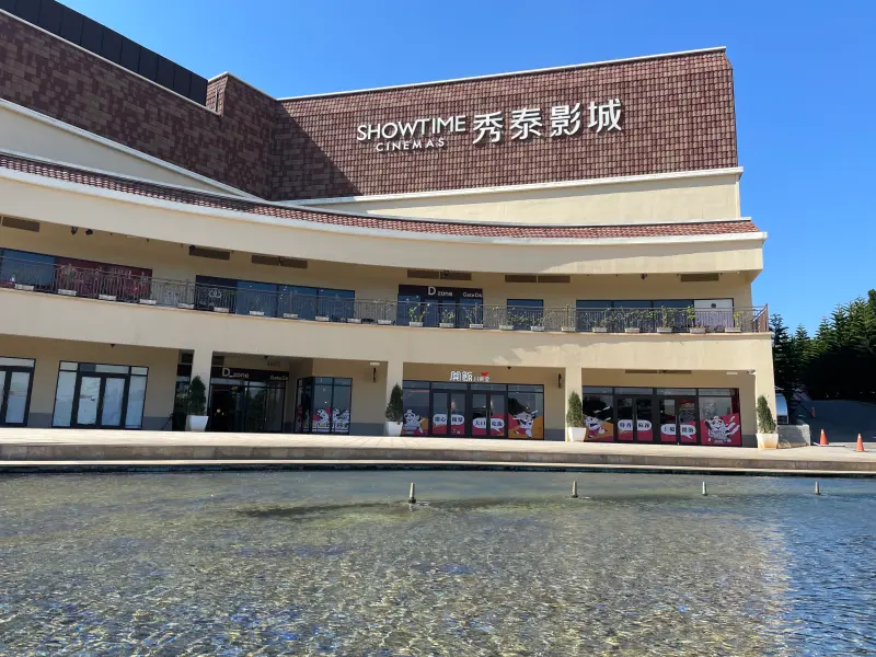 ▲兩家餐廳座落於台中麗寶二期D區1樓,緊鄰「科莫湖Como Lake」。(圖/饗賓餐旅提供)