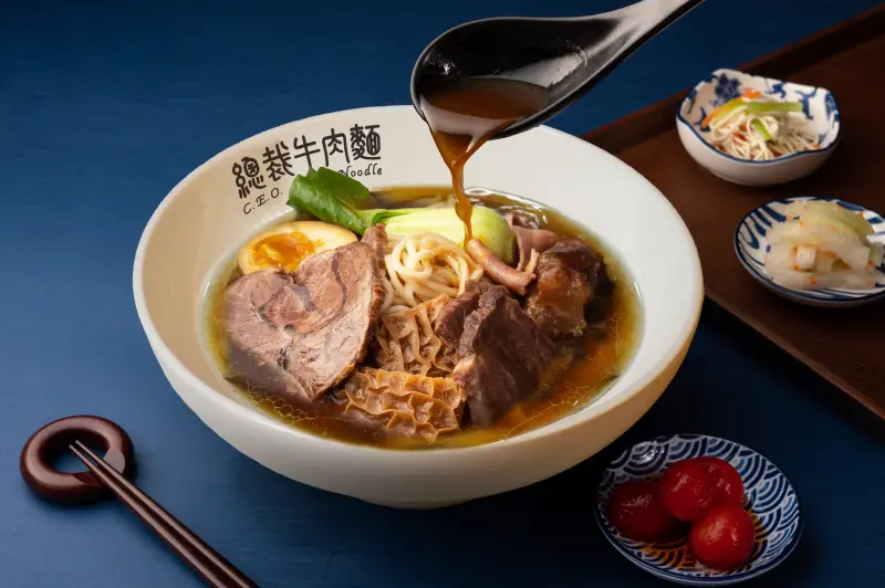 ▲「五寶牛肉麵」選用澳洲及紐西蘭的草飼牛隻,一碗能吃到五個不同的肉質部位。(圖/總裁牛肉麵提供)