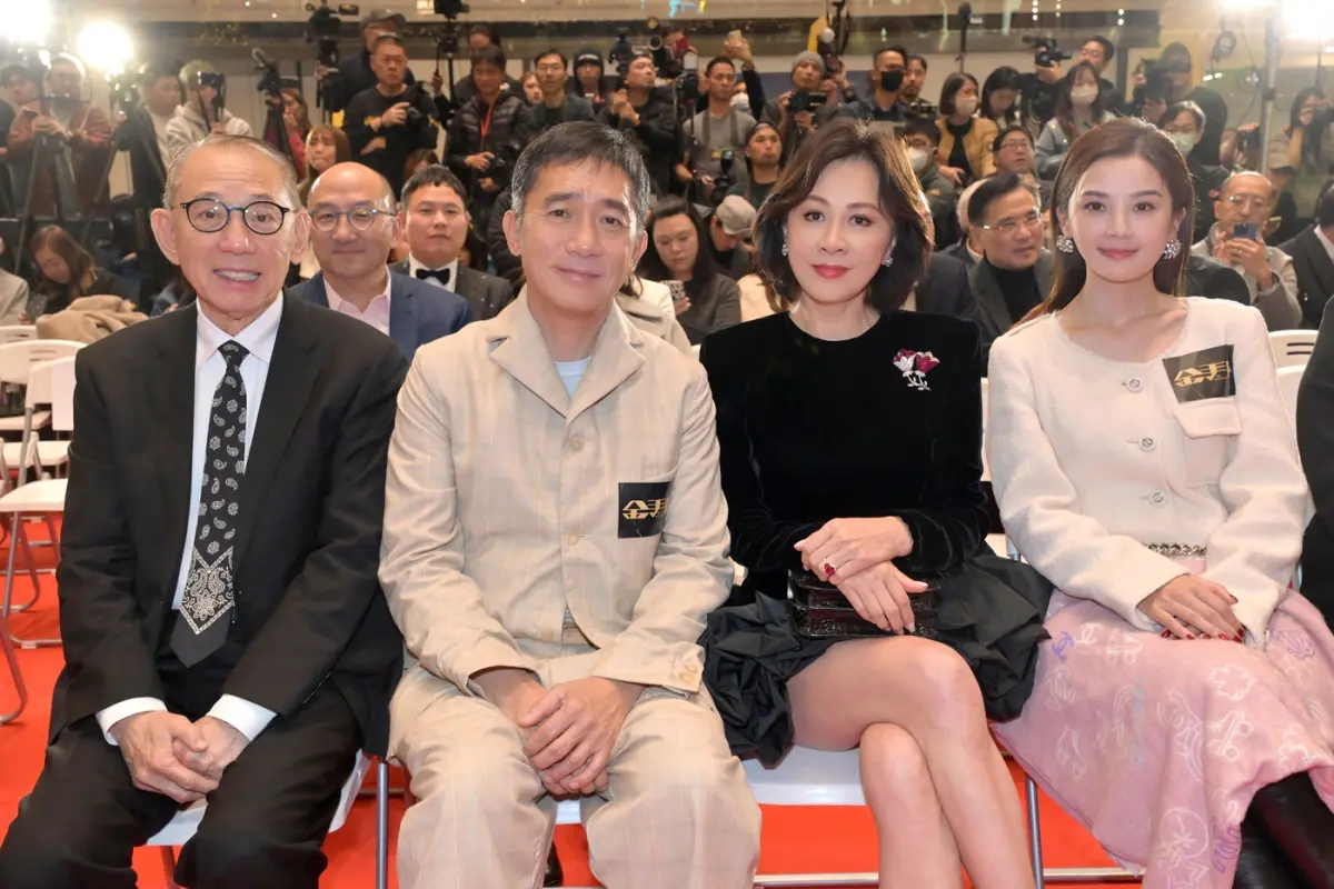 ▲《金手指》在香港舉行全球首映會，阿Sa（右一）爆料與梁朝偉（左二）拍吻戲不夠激烈，劉嘉玲（右二）看了直呼不滿意，梁朝偉結巴回嘴反應笑翻全場。（圖／龍祥）