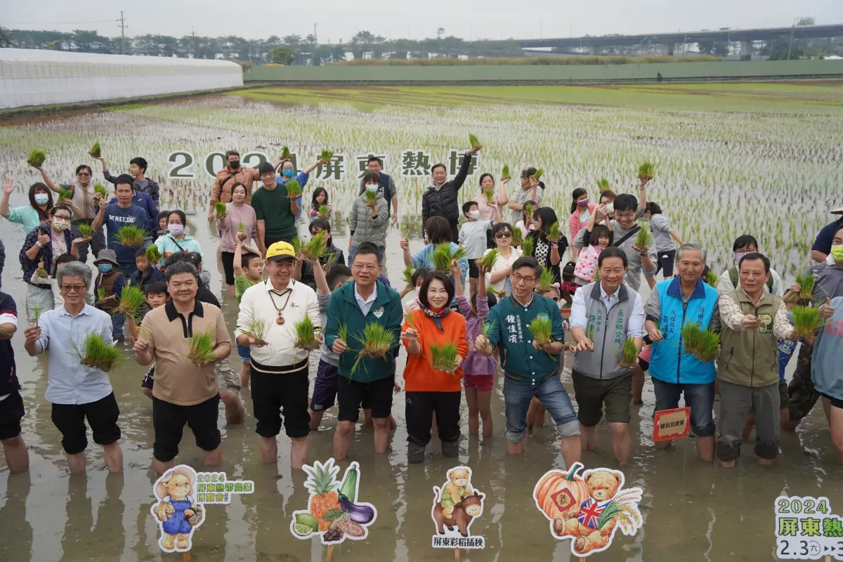 ▲2024屏東熱博彩稻插秧暨飯湯節在農業物產館啟動，周春米帶領民眾下田插秧。（圖／屏東縣府提供）