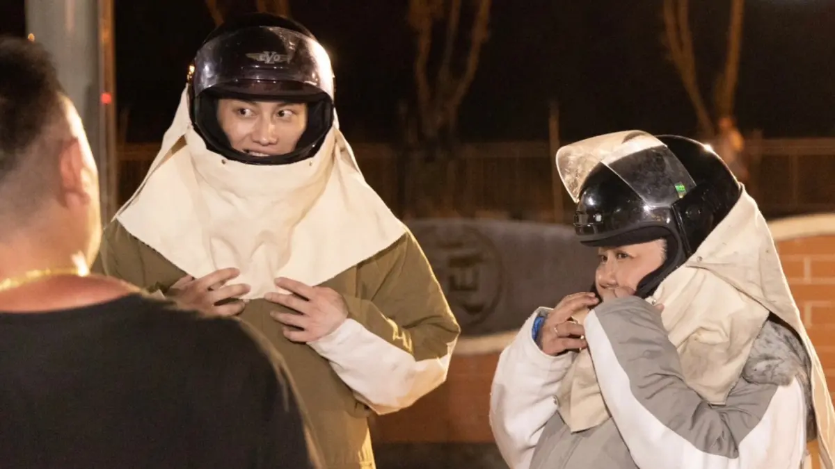 ▲范少勳（左）、林美秀（右）一同體驗扛轎、蜂炮文化，結果林美秀竟喊過癮，大讚「一輩子一定要體驗一次。」（圖／民視提供）