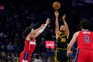 NBA/Curry擁抱Poole後給震撼教育 轟8三分彈、勇士129:118巫師