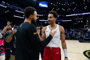 巫師球星Jordan Poole離開灣區後首度重返勇士主場,賽前與前搭檔Stephen Curry擁抱。(圖/美聯社/達志影像) ▲巫師球星Jordan Poole離開灣區後首度重返勇士主場,賽前與前搭檔Stephen Curry擁抱。(圖/美聯社/達志影像)