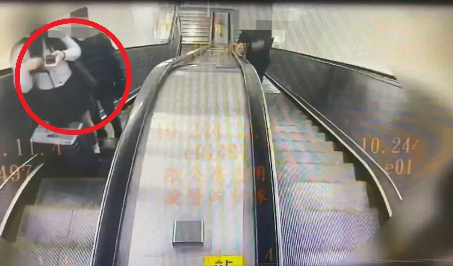 ▲劉男在手扶梯上趁機偷拍陳女裙底。（圖／翻攝畫面）