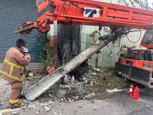 蘆洲吊車偏移車道！撞斷電線桿釀路邊機車起火　大批消防緊急搶救
