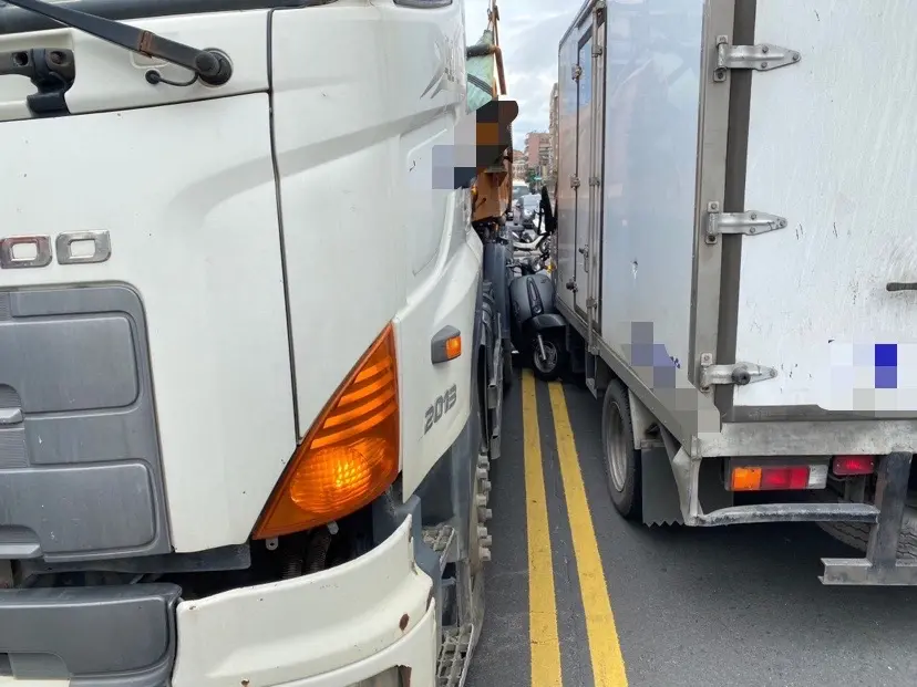 ▲林女的機車遭夾在中間動彈不得。（圖／翻攝畫面）