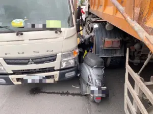 ▲林女因跨越雙黃線造成車禍發生。（圖／翻攝畫面）