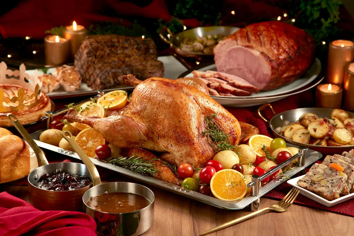 ▲因應聖誕節，多家餐飲業者都推出節慶外帶餐，像是火雞禮籃、爐烤美國牛肉等。全台聖誕節外帶火雞等大餐，為您精選10家。（圖／台北喜來登提供）