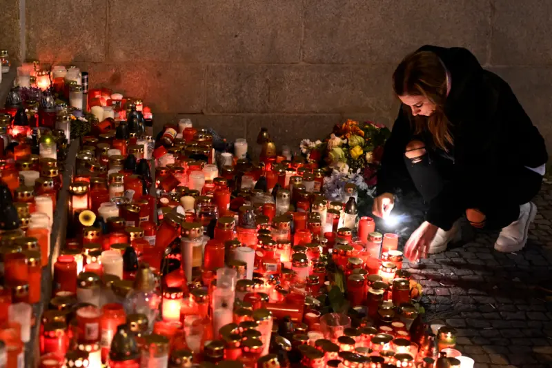 ▲捷克首都的布拉格查理大學（Prague Charles University），21日發生校園槍擊案，槍手射殺14人後自戕，還有25人受傷，是捷克歷來最嚴重的槍擊案。許多民眾上街擺上蠟燭與鮮花進行哀悼。（圖／美聯社／達志影像）