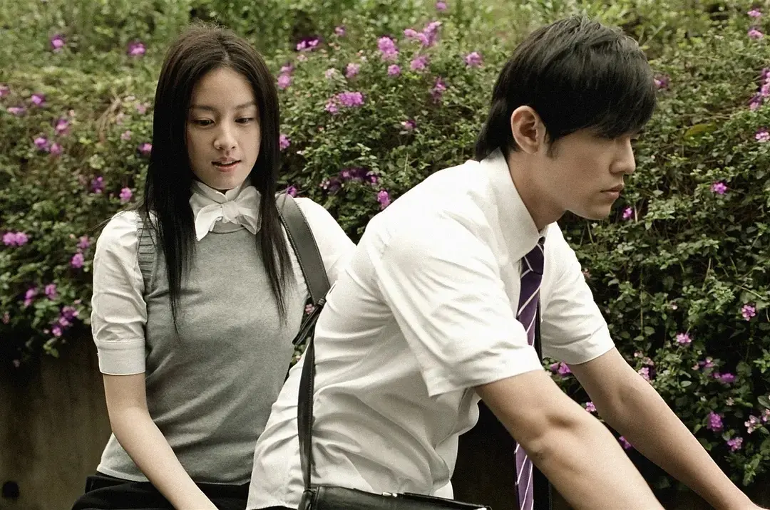 ▲曾愷玹（左）因拍周杰倫（右）作品被封為「最美J女郎」，2013年時她靠蔡康永牽線嫁給一名富商，如今41歲的曾愷玹已經當媽，現況美得驚人。（圖／翻攝自《不能說的秘密》）