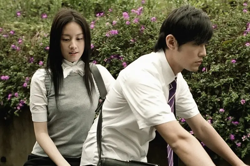 ▲曾愷玹（左）因拍周杰倫（右）作品被封為「最美J女郎」，2013年時她靠蔡康永牽線嫁給一名富商，如今41歲的曾愷玹已經當媽，現況美得驚人。（圖／翻攝自《不能說的秘密》）