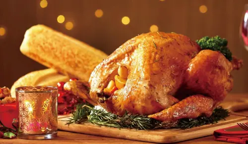 ▲樂雅樂餐廳推出的「感恩聖誕嫩烤火雞/香料烤雞」組合，嫩烤火雞饗宴禮盒/禮籃980元、義式香草烤雞饗宴禮盒/禮籃2980元。（圖／取自樂雅樂臉書）