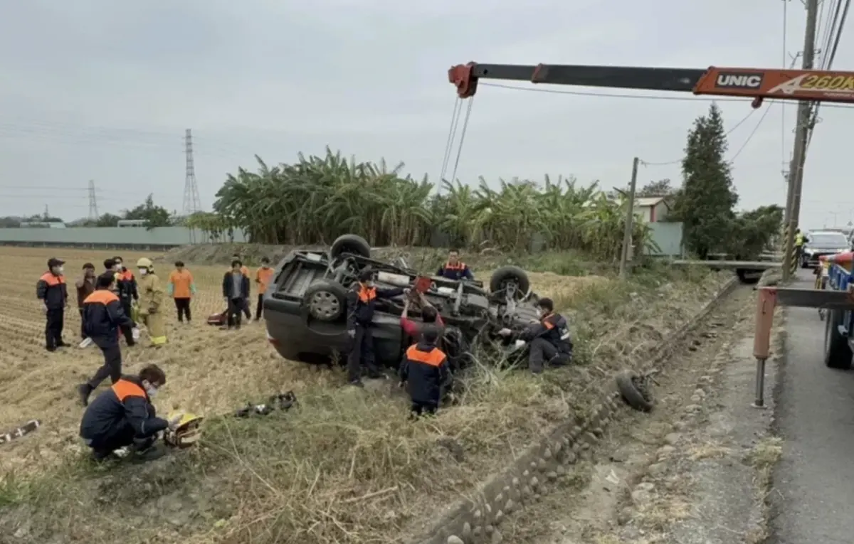 ▲雲林一家庇護工場今（23）日舉辦活動結束返回途中，接送車輛疑似發生故障，導致失控自撞、翻覆於農田之中，釀成6人受傷，所幸均意識清楚，送醫救治後無生命危險，詳細事故原因還有待進一步釐清。（圖／翻攝畫面）