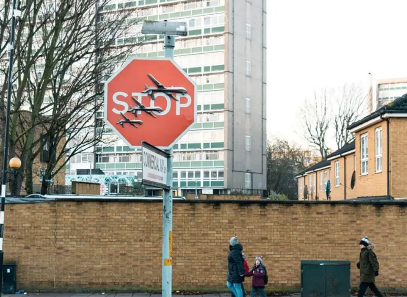 ▲英國知名塗鴉藝術家班克西（Banksy）最新在倫敦街頭留下自己的作品，於一個停止（Stop）路標上畫了3架軍用無人機，但才不到1小時，這塊路標便遭不明人士剪斷拿走。（圖／翻攝自Banksy的IG）