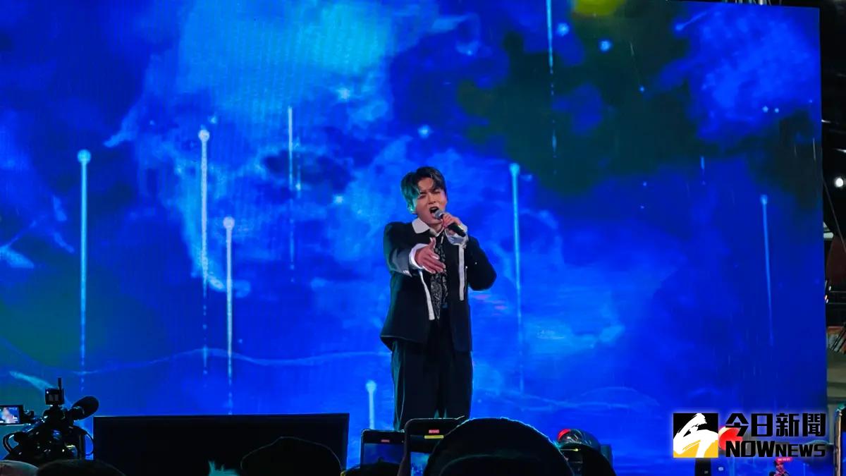 ▲ Super Junior（SJ）厲旭出席「Bar Bo 祭」活動，現場下大雨也澆不熄粉絲看偶像的心。（圖／記者陳雅蘭攝）