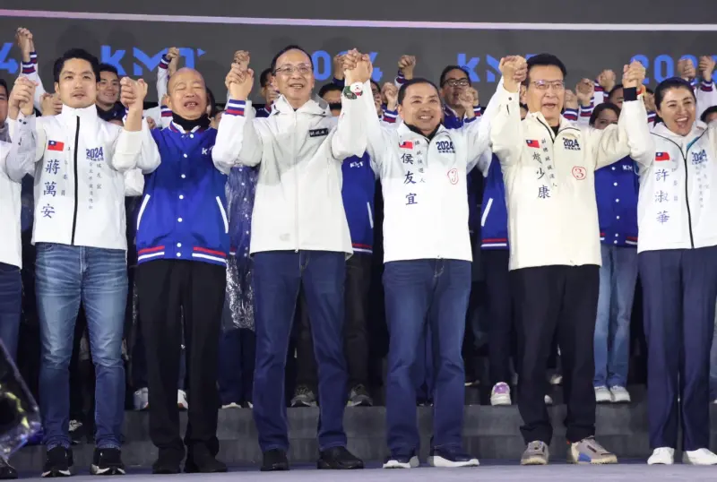 ▲侯友宜趙少康凱道造勢,前高雄市長韓國瑜、台北市長蔣萬安、台中市長盧秀燕等縣市長都到場力挺。(圖/記者陳明中攝,2023.12.23)