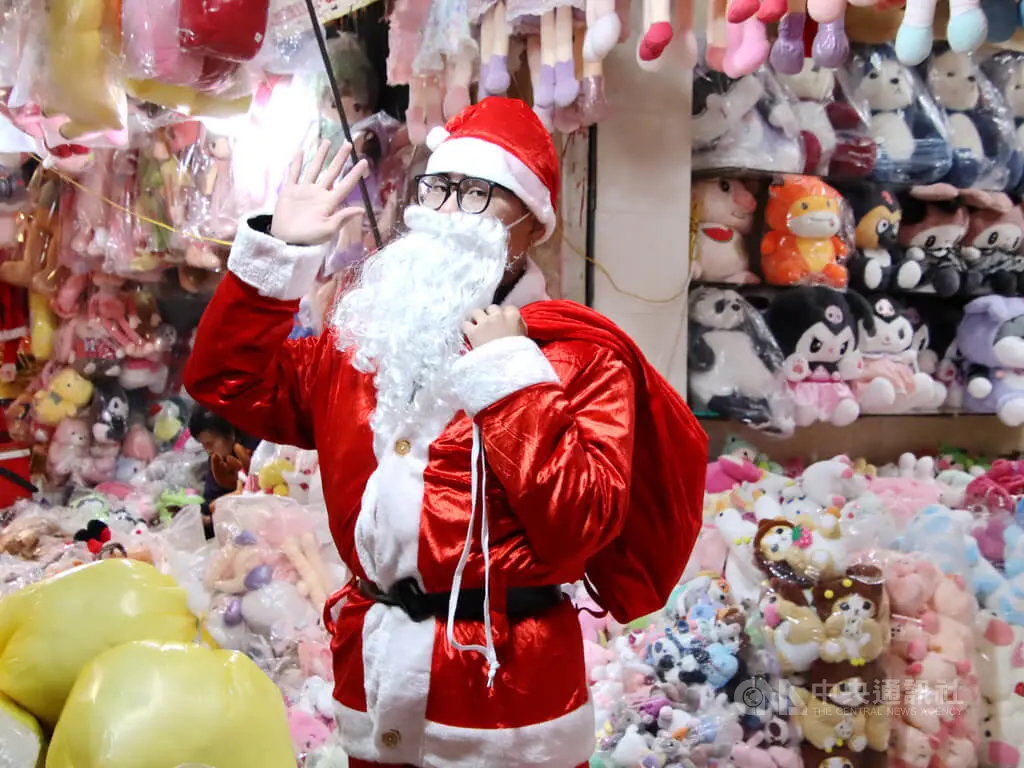 ▲越南民間過耶誕節的風氣盛，裴雄勇（圖）近幾年來每逢耶誕節就去打工扮成耶誕老人送禮給小孩，但受到景氣不佳影響，2023年訂單少了許多。（圖／中央社記者陳家倫河內攝 112年12月23日）