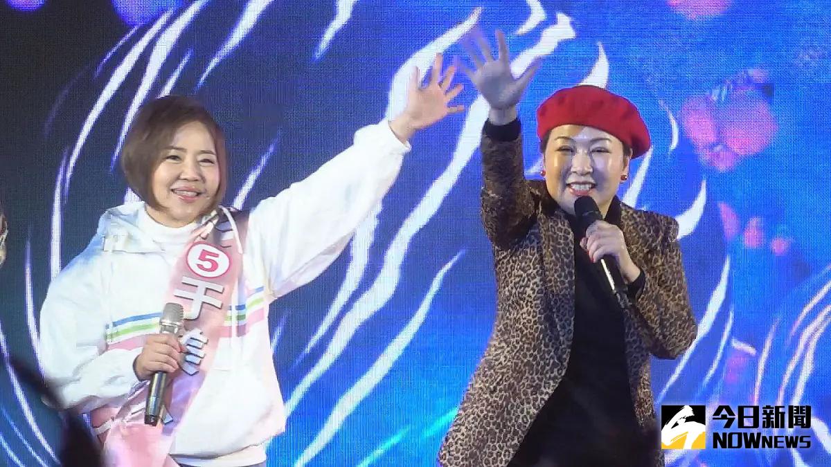 ▲于美人（左）競選萬華、中正區立委，在龍山寺辦造勢演唱會，好友張秀卿（右）力挺好友推掉商演活動，讓于美人相當感動。（圖／記者嚴俊強攝影）