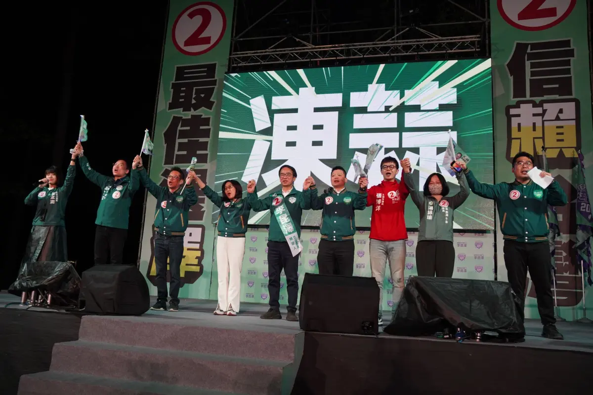 ▲李昆澤商圈後援會23日晚間成立，包括前行政院長蘇貞昌、高雄市長陳其邁、不分區立委候選人王義川、及議會議長康裕成、曾俊傑、民進黨前副祕書長林飛帆，皆到場聲援。（圖／李昆澤辦公室提供）