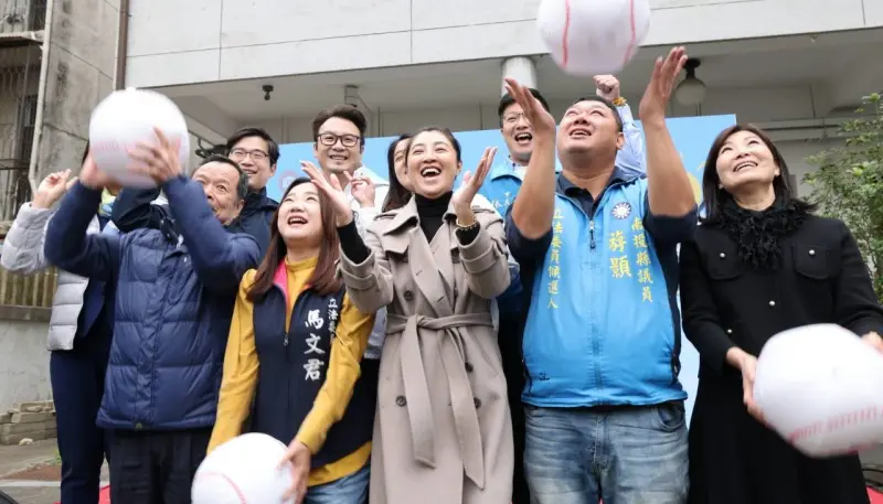 ▲許淑華在各公開活動中,拚命為兩位同黨候選人製造亮相機會。(圖/南投縣政府提供,2023.12.24)