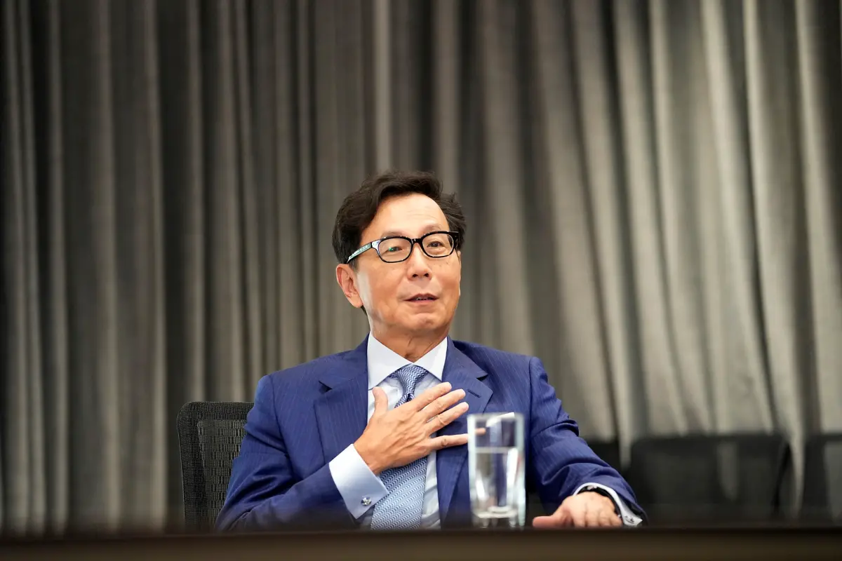 ▲蔡明忠面對學生，再次提到父親常說「可以得罪錢，不可以得罪人。賠光可以再賺，但讓人失去信任，一切終將破滅」。（圖／東海大學提供，2025.06.30）