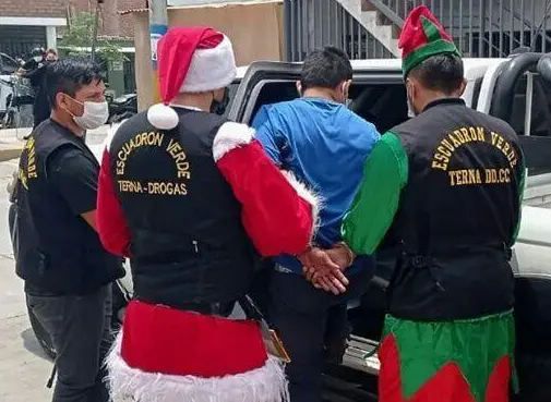 ▲耶誕佳節前夕，秘魯的警察裝扮成耶誕老公公，滲透進入首都利馬（Lima）郊外的社區，並成功破獲1個小型販毒集團。（圖／翻攝自X）