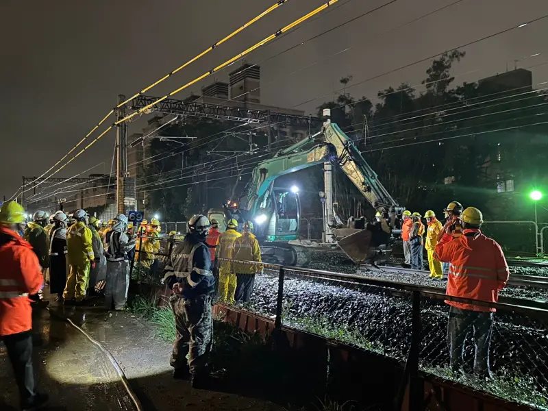 ▲台鐵局加速重要基礎建設，分別完成南、北部軌道切換工程。（圖／台鐵局提供）