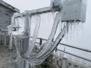 ▲大陸冷氣團影響，玉山北峰的氣象站有多個儀器結上一層層的冰。（圖／玉山氣象站提供）