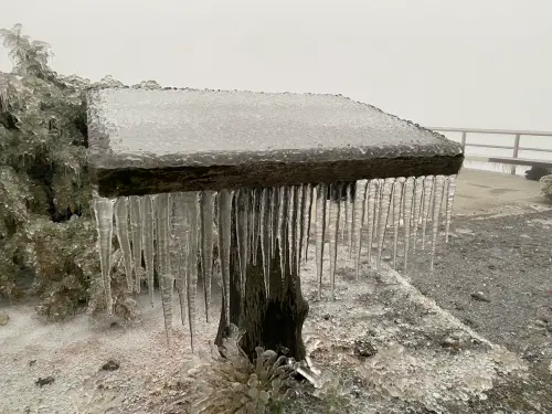 ▲玉山氣象站多處結冰，彷彿像套了濾鏡一樣。（圖／玉山氣象站提供）