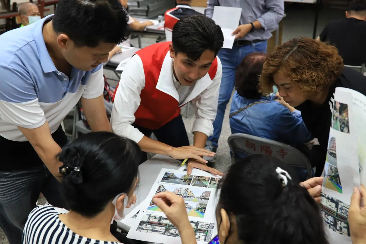 ▲高雄市前鎮區明孝里里長林浤澤今天就職滿1年特別發行年報細數政績，闡述對里政業務的推動，感謝鄉情的支持。(圖／明孝里長林浤澤提供)