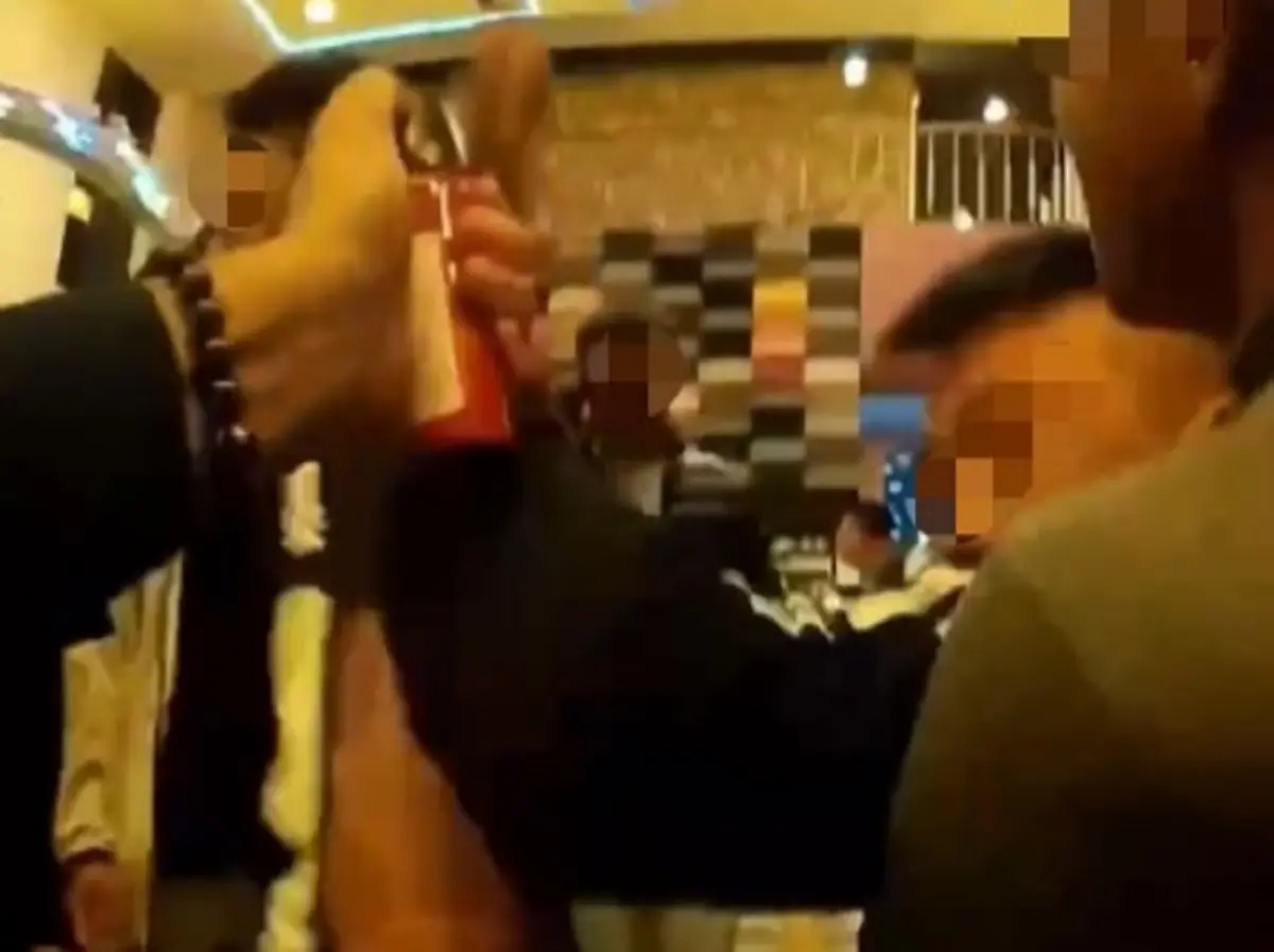 ▲高雄市三民區自立一路1家店家今天凌晨發生3名酒客打架衝突警方到場時，陳男與謝男2人仍持續發酒瘋，當場被員警噴辣椒水壓制。（圖／記者郭凱杰翻攝）