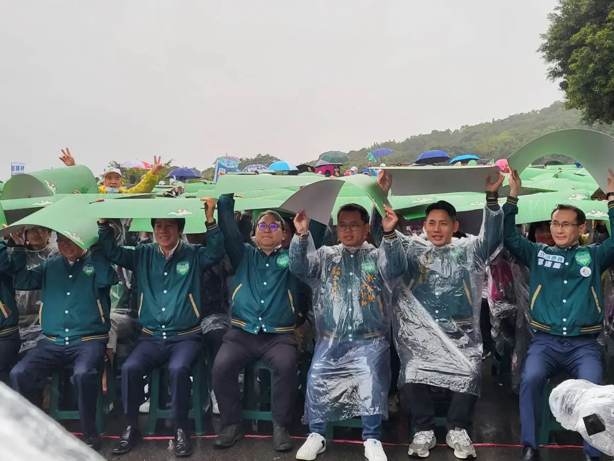 ▲賴清德中午赴桃園，頂著大雨和鄉親一起拼字。（圖／記者陳佩君攝，2023.12.24）