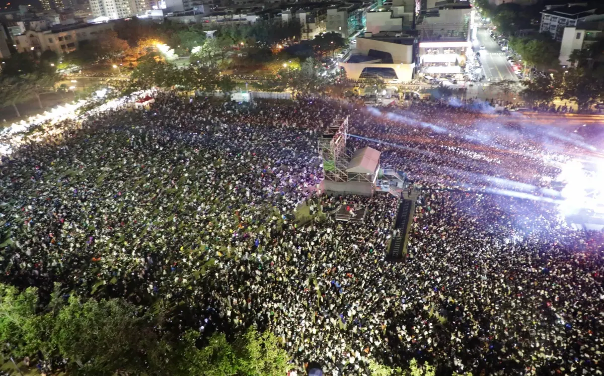 ▲「2024台南好Young耶誕跨年系列活動」市府西側廣場湧入超過12萬次人潮（圖／台南市政府提供）