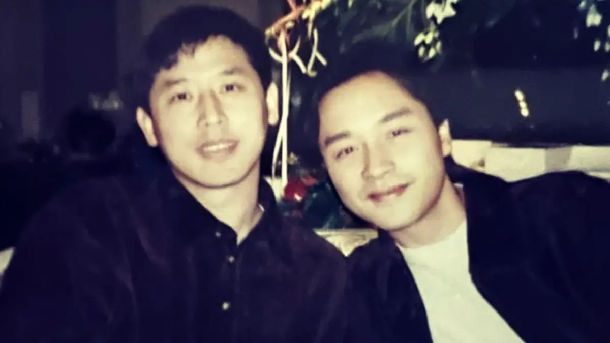 ▲張國榮（右）的摯愛唐鶴德（左）曬出哥哥生前一起慶祝聖誕節的照片，讓歌迷們感動落淚，「我們榮迷放心了！」（圖／唐鶴德IG）