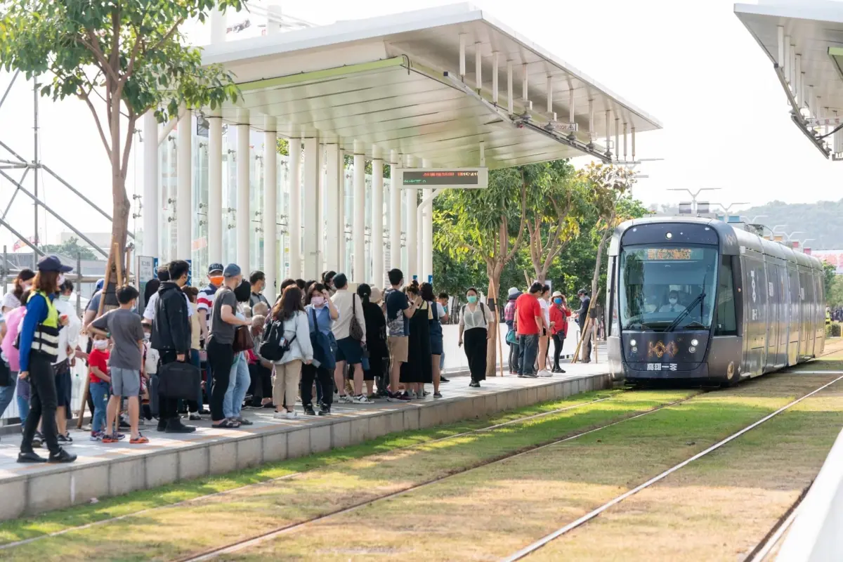 ▲十年磨一劍，高雄輕軌終成圓。（圖／高雄市政府提供）
