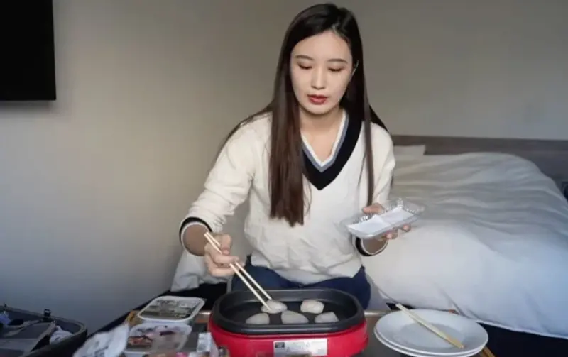 ▲YouTuber「貓與香菜」過去曾拍攝飛往日本旅遊的題材，其中一部影片她在飯店內「煎牛排」品嚐，近期遭網友挖出公審。（圖／取自YT貓與香菜）