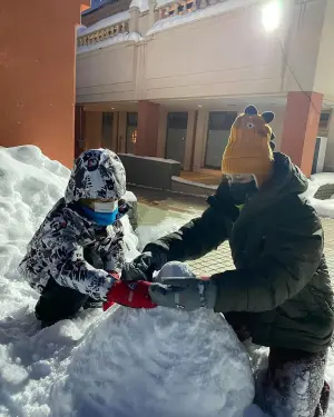 ▲徐若瑄（右）開心跟兒子堆雪人。（圖／徐若瑄IG）