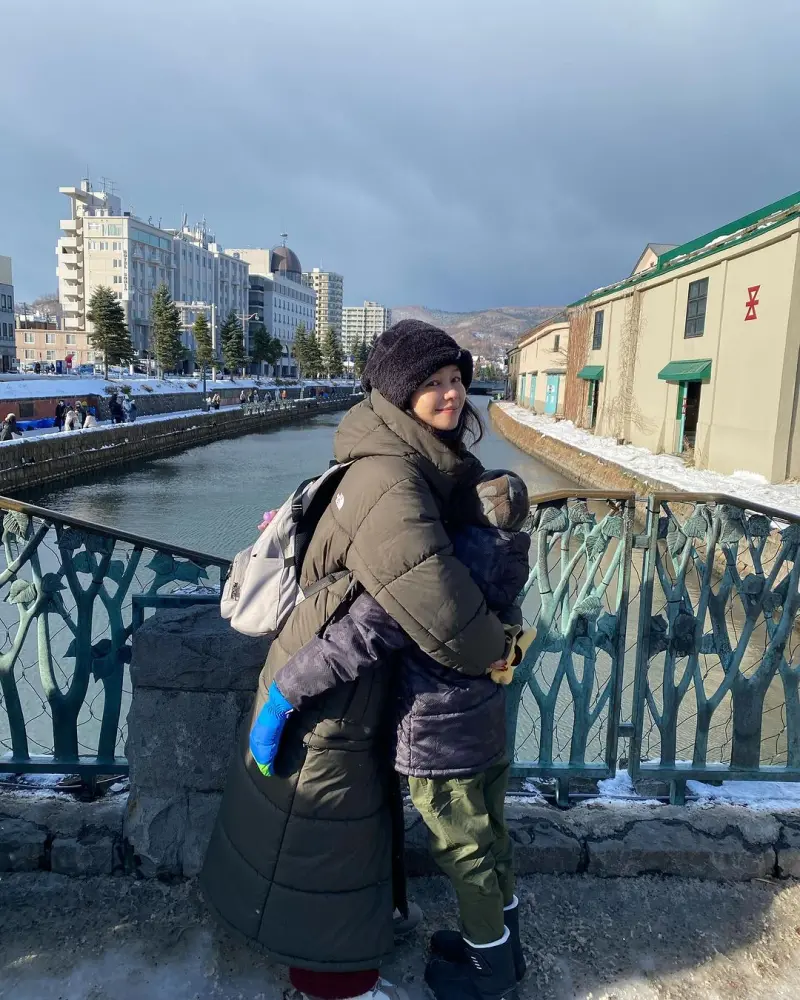 ▲徐若瑄（左）在小樽運河前跟兒子相擁，被網友猜到人在北海道。（圖／徐若瑄IG）
