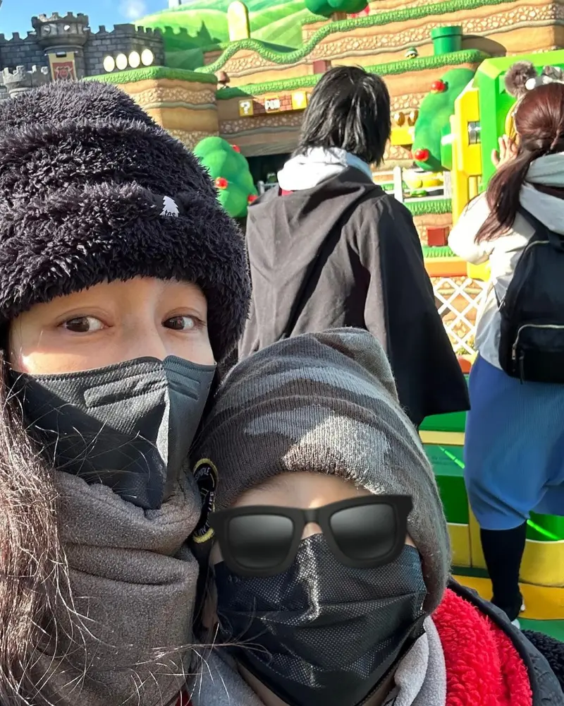 ▲徐若瑄（左）全身包緊緊，帶兒子到大阪環球影城遊玩。（圖／徐若瑄IG）