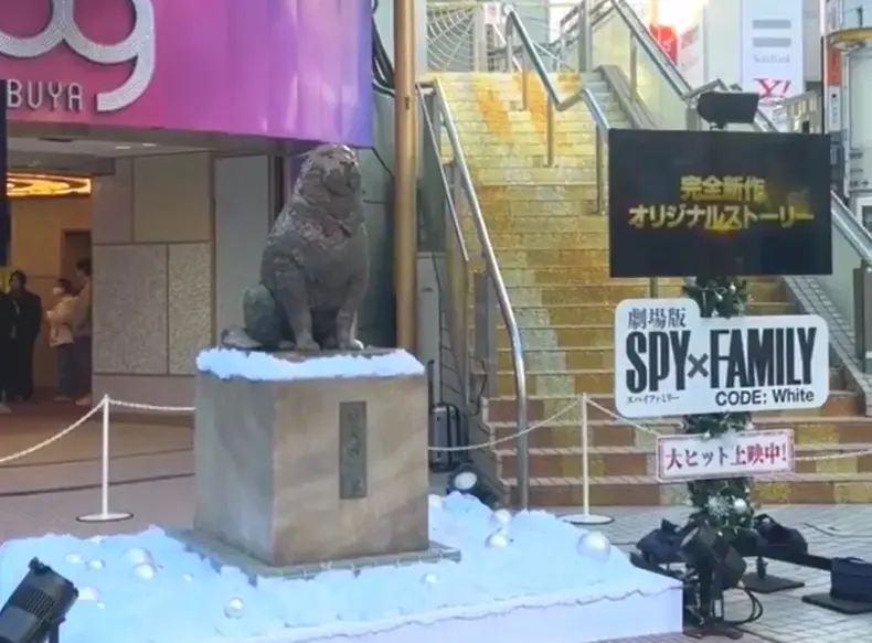 ▲涉谷109百貨日前也在門口展示出「忠犬彭德」雕像，搭配電影做宣傳，結果成功吸引大批粉絲特地到場朝聖。（圖／取自X@spyfamily_anime）
