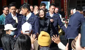 ▲蔡英文到彰化市修水岩參香祈福，受到民眾熱情歡迎。（圖／黃秀芳競總提供，2023.12.24）