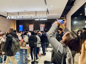 直擊信義誠品平安夜熄燈!台商張先生回台朝聖:台北找不到這味了 ▲信義誠品書店門口,不少消費者排隊等結帳,還有民眾趕來拍照留念。(圖/記者蕭涵云攝)