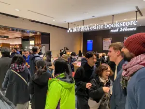 直擊信義誠品平安夜熄燈!台商張先生回台朝聖:台北找不到這味了 ▲信義誠品現場朝聖民眾絡繹不絕。(圖/記者蕭涵云攝)