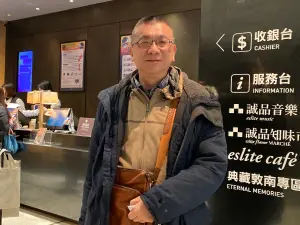 直擊信義誠品平安夜熄燈!台商張先生回台朝聖:台北找不到這味了 ▲台商張先生前兩天才剛從中國趕回台北,直呼「台北市找不到這樣的地方了吧!沒什麼味兒了」。(圖/記者蕭涵云攝)
