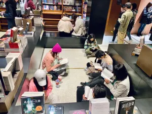 直擊信義誠品平安夜熄燈!台商張先生回台朝聖:台北找不到這味了 ▲不少人到誠品總喜歡拿了本書,便席地而坐閱讀,(圖/記者蕭涵云攝)