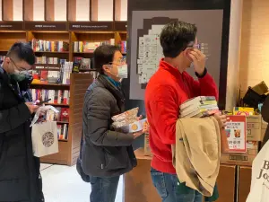 直擊信義誠品平安夜熄燈!台商張先生回台朝聖:台北找不到這味了 ▲排隊等著結帳的民眾,手上捧著書與不少商品。(圖/記者蕭涵云攝)