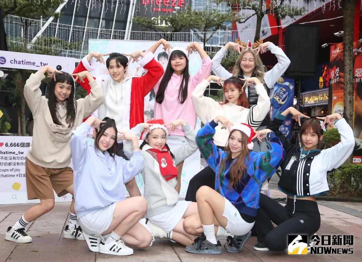 ▲薄荷水晶台北信義區辦感謝祭寵粉，張丞妘（粉色衣服）爆VERA、FEnix學長排練時貼心送暖暖包。（圖／記者吳翊緁攝影）