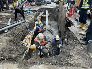 新北板橋道路自來水管線破裂！逾10單位集結　耗時3日搶修完成
